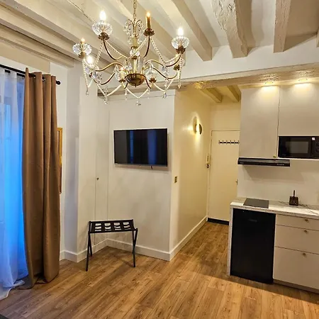 Pantheon Arev Dans Le Quartier De Emily In 75005 Apartament